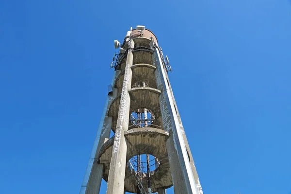 Antena instalada no topo da torre de água — Fotografia de Stock