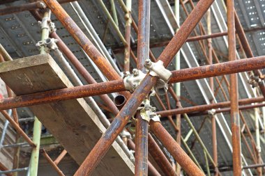 İskele boru kelepçe ve parçalar, Bina İskele yapısı-gücü önemli bir parçası.