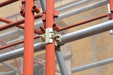 İskele boru kelepçe ve parçalar, Bina İskele yapısı-gücü önemli bir parçası.