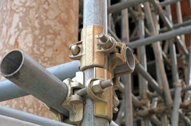 İskele boru kelepçe ve parçalar, Bina İskele yapısı-gücü önemli bir parçası.