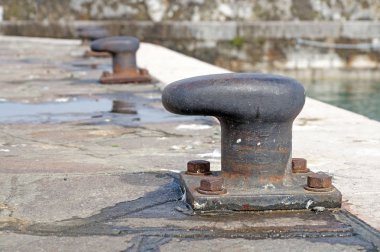 Beton bir dock üzerindeki metal Koç boynuzu