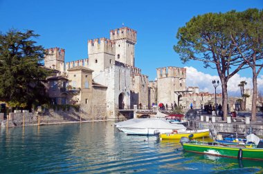 eski ortaçağ kalesi. müstahkem duvar ve kule detay