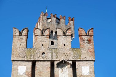 eski ortaçağ kalesi. müstahkem duvar ve kule detay