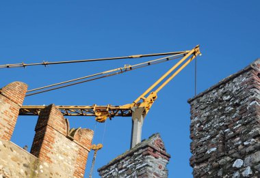 İnşaat .detail ağır bir vinç yardımıyla inşası sırasında Ortaçağ Kalesi