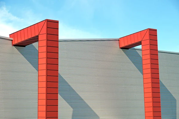 Detaljer för grå fasad gjort aluminiumpaneler med dörrar och fönster på industribyggnad — Stockfoto