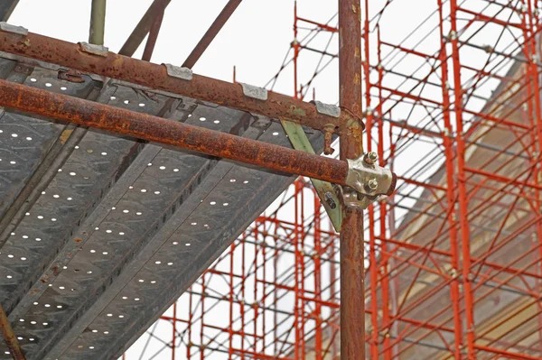 Abrazadera y piezas de tubería de andamio, una parte importante de la resistencia del edificio para andamios . — Foto de Stock