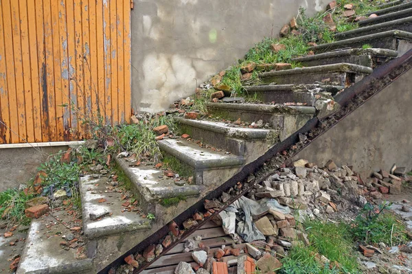 Alte Treppe in einem verlassenen Haus, das nach dem Erdbeben stand — Stockfoto