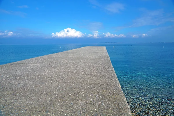 Piren vid havet horisonten med åska — Stockfoto