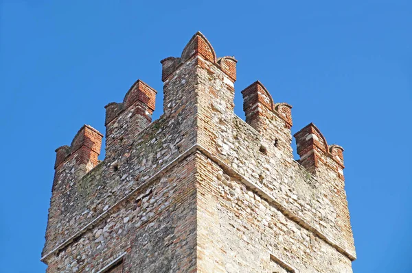 Mezi nejznámější románská katedrála s středověká věž detail — Stock fotografie