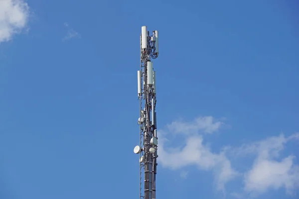 푸른 하늘 가진 휴대 전화 안테나의 구조 타워 — 스톡 사진