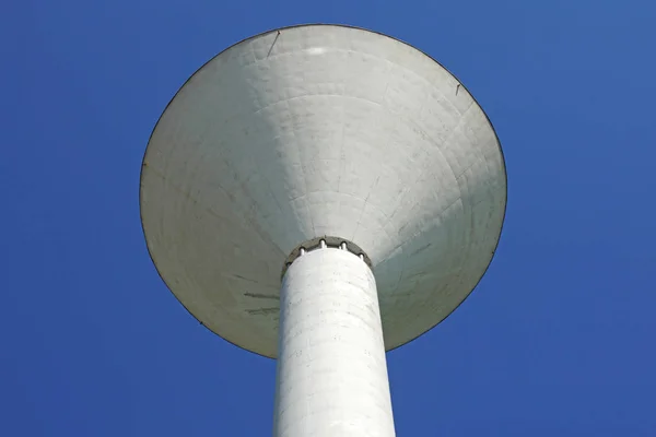 White watertoren met ringen op de hals - klaar om te installeren van cellulaire antennes. — Stockfoto