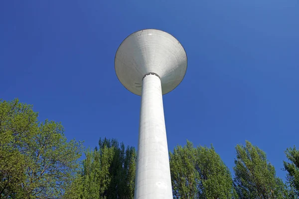 Torre de água branca com anéis no pescoço - pronta para instalar antenas celulares . — Fotografia de Stock