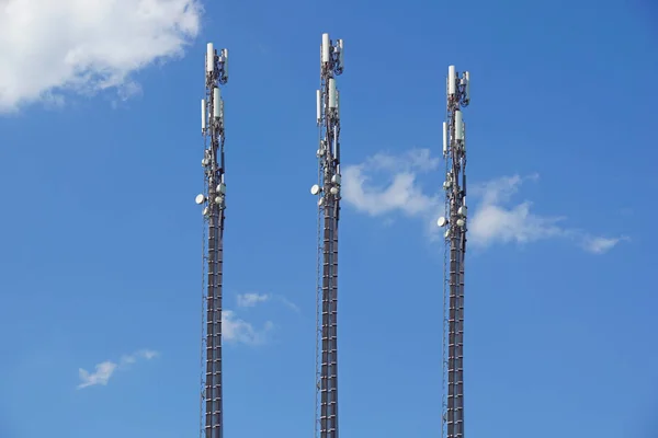 푸른 하늘 가진 휴대 전화 안테나의 구조 타워 — 스톡 사진