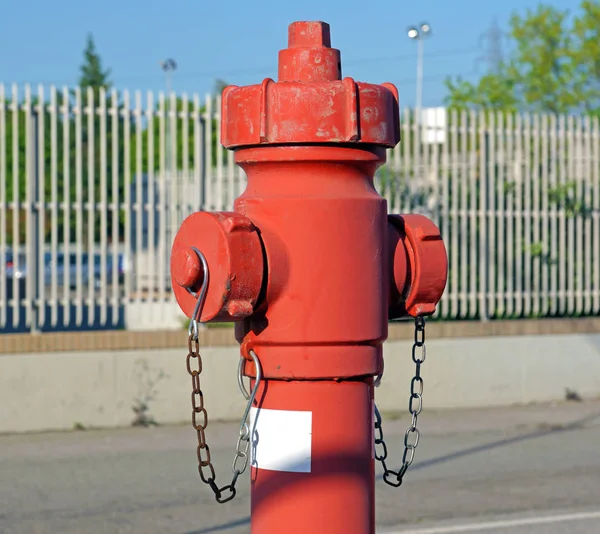 Red fire brandkraan waterleiding in de buurt van de weg. voor noodopening — Stockfoto