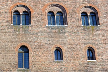 Ortaçağ Kalesi manzara. Antik cephe, tower, gölgelik ağaçlarının altında windows