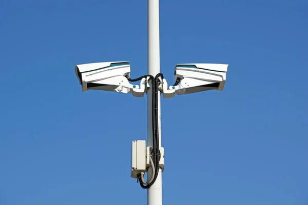 Bezpečnostní kamera s modrou oblohou — Stock fotografie