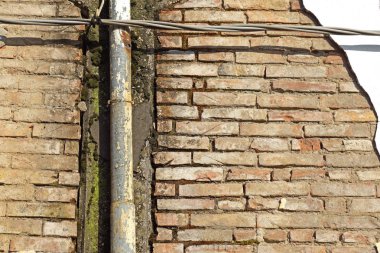 Terk edilmiş bir evde eski hasarlı oluk