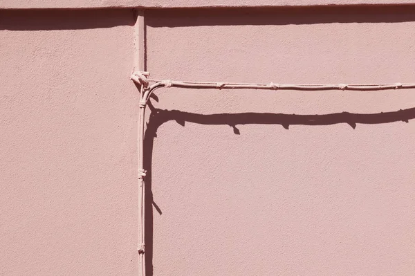Электрические провода на фасаде города — стоковое фото