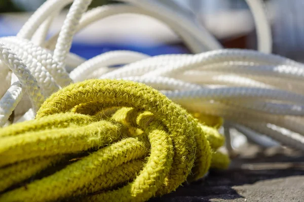 Corda de barco branco e amarelo — Fotografia de Stock