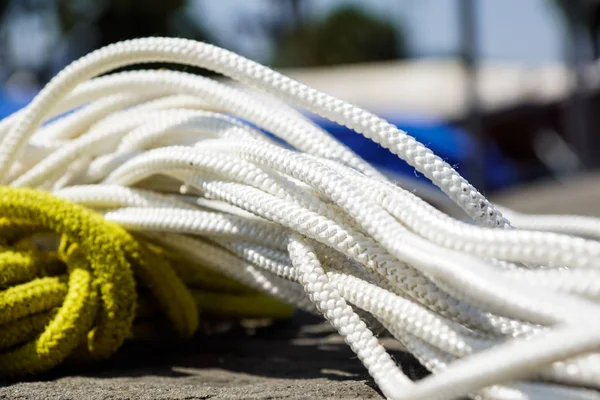 Corda de barco branco e amarelo — Fotografia de Stock