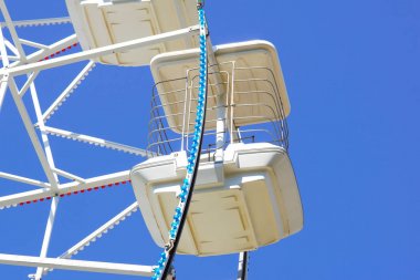 Alt görünümü aşağı doğru dönen bir dönme dolap