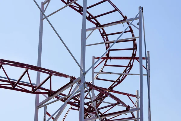 Rollercoaster przeciw błękitne niebo wieczorem — Zdjęcie stockowe