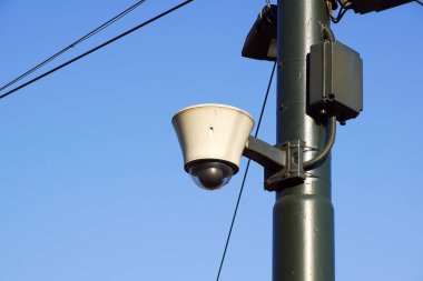 Hi-Tech kubbe tipi kamera ve mavi gökyüzü