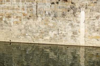 renkler ve dokular River Thames Nehri kilit duvarlarda alg geç öğleden sonra güneş ışığı tarafından vurgulanmış ve Durgun sular yansıyan