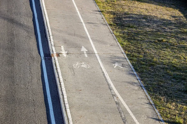 Велосипедний через дорогу в Італії — стокове фото