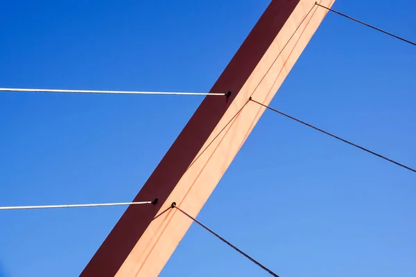 Cables y torre del puente colgante — Foto de Stock