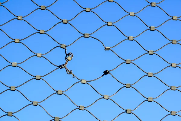 Metalltråd staket skydd chainlink bakgrund — Stockfoto