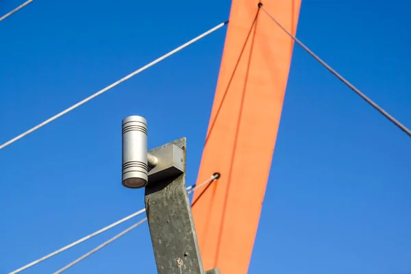 Небольшой светодиодный прожектор на металлический мост — стоковое фото