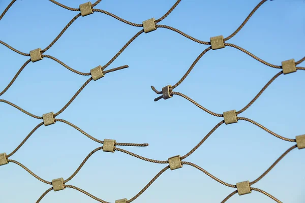 Metalltråd staket skydd chainlink bakgrund — Stockfoto