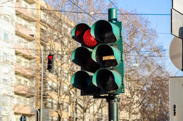 Rode en groene verkeerslichten tegen een blauwe achtergrond van de hemel en steden — Stockfoto