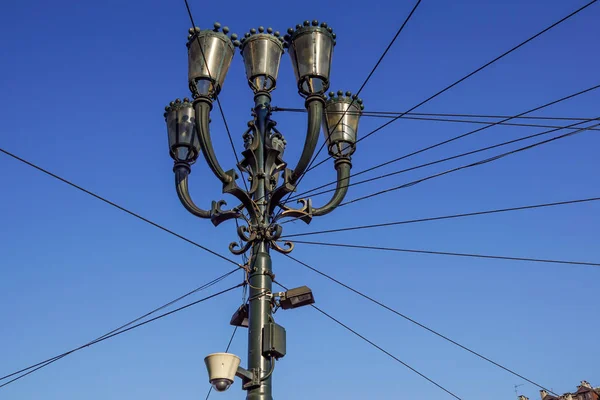 Cabeça de um velho estilo vitoriano lampost contra um céu azul — Fotografia de Stock