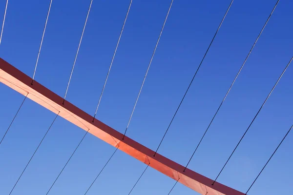 Cables y torre del puente colgante — Foto de Stock