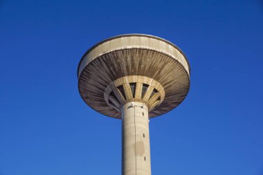 Mavi gökyüzü karşı beton su kulesi