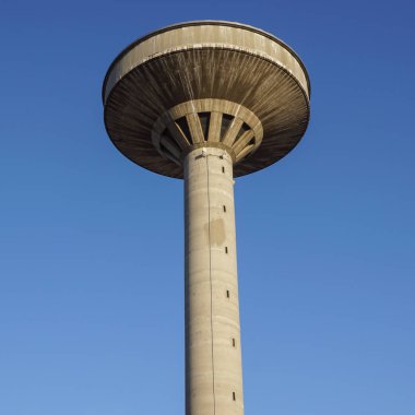 Mavi gökyüzü karşı beton iki su kuleleri