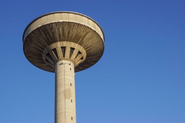 Mavi gökyüzü karşı beton iki su kuleleri
