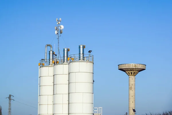 Zilver graan silo's met blauwe hemel in achtergrond — Stockfoto