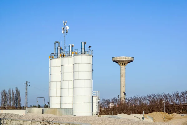 Zilver graan silo's met blauwe hemel in achtergrond — Stockfoto