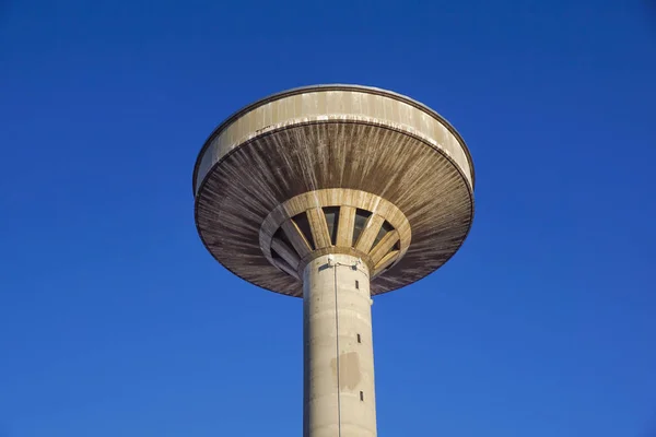 Concrete watertoren tegen blauwe hemel — Stockfoto