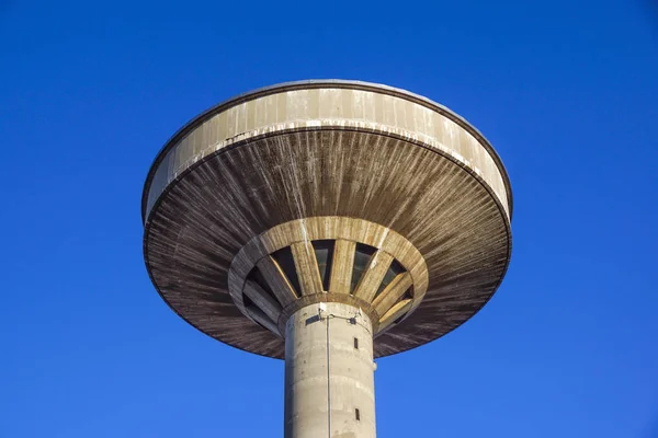 Бетон две водонапорные башни против голубого неба — стоковое фото