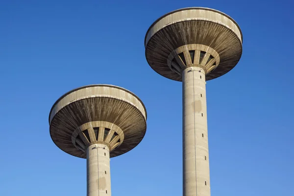Beton twee watertorens tegen blauwe hemel — Stockfoto