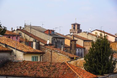 Çatılar ve Londra, İngiltere'de evlerin havadan görünümü.
