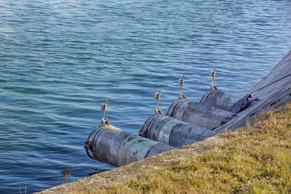 Canale di irrigazione tra colture agricole — Foto Stock