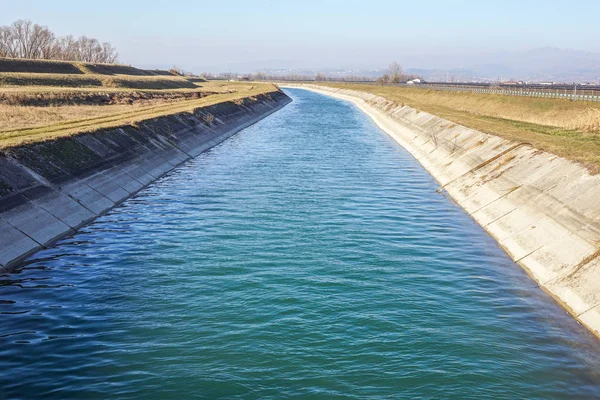 Irrigatie kanaal tussen landbouwgewassen — Stockfoto