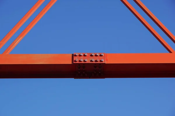 Detalhes de um design e estrutura de ponte moderna vermelha — Fotografia de Stock