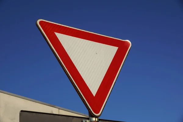 背景の青空と優先道路標識 — ストック写真