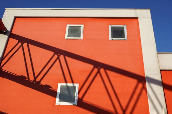 Parede de concreto vermelho com luz de feixe e textura de sombra — Fotografia de Stock